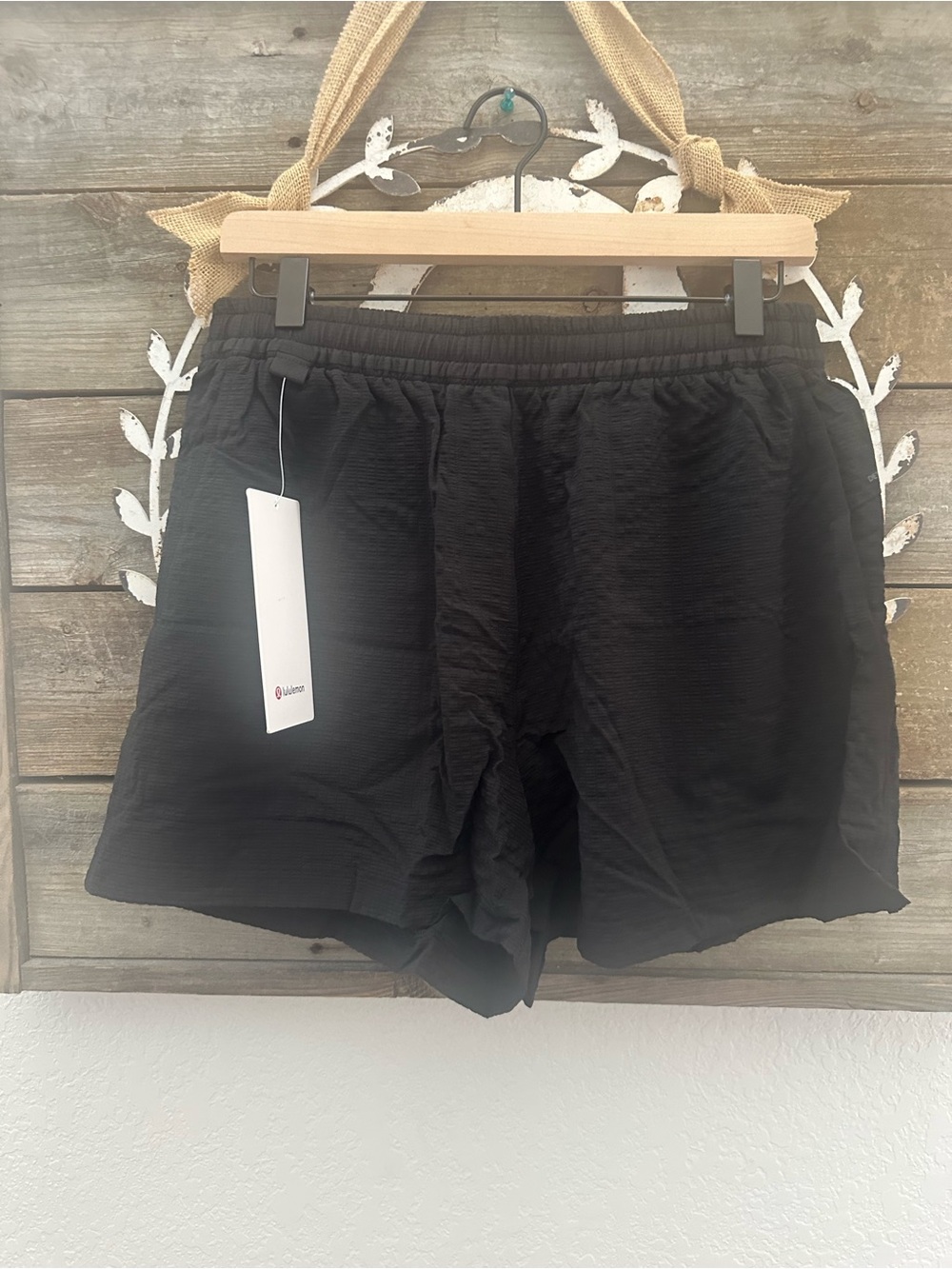 Lululemon Grid-Texture Relaxed HR Black Elastic Waist Hiking Shorts 4” size 8